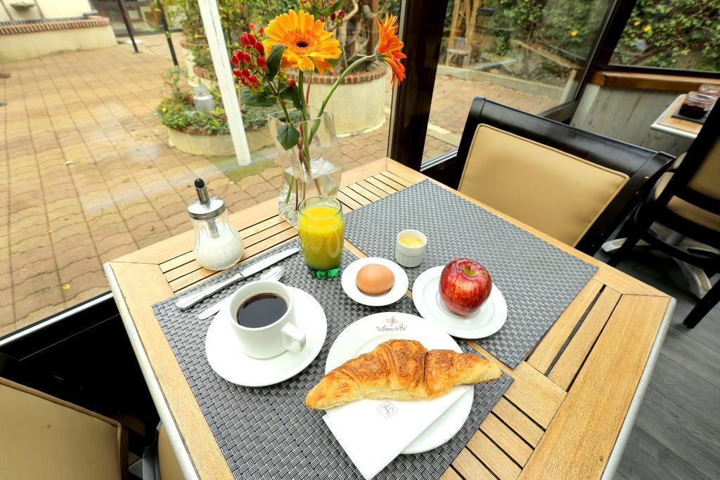 Отель Auberge La Pomme De Pin Senonches Экстерьер фото
