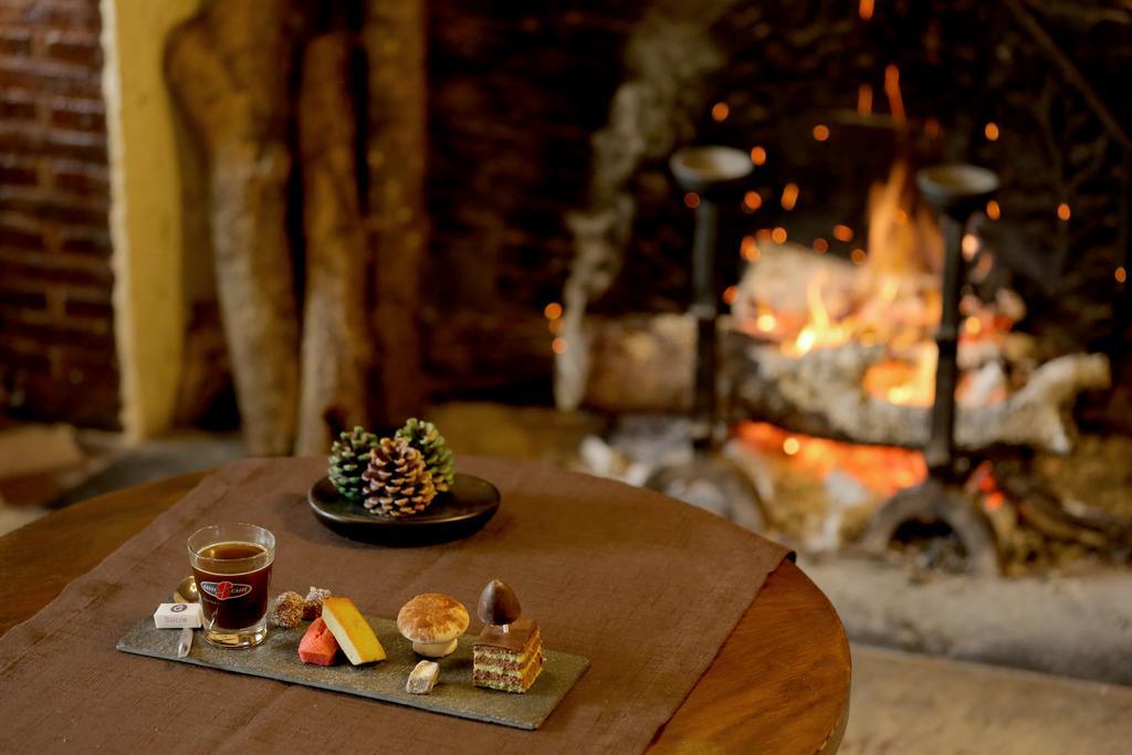 Отель Auberge La Pomme De Pin Senonches Экстерьер фото