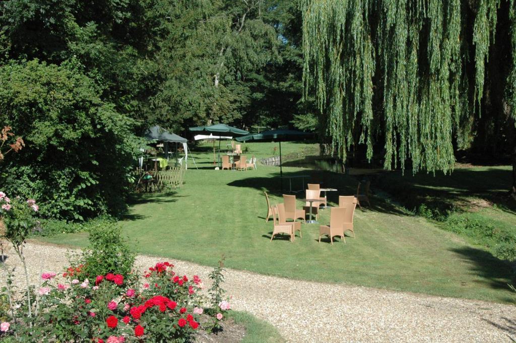 Отель Auberge La Pomme De Pin Senonches Экстерьер фото