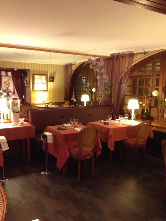 Отель Auberge La Pomme De Pin Senonches Экстерьер фото
