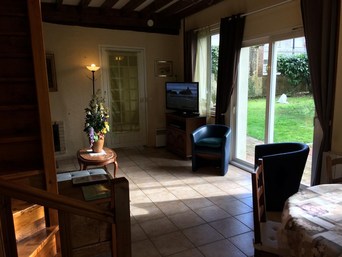 Отель Auberge La Pomme De Pin Senonches Экстерьер фото