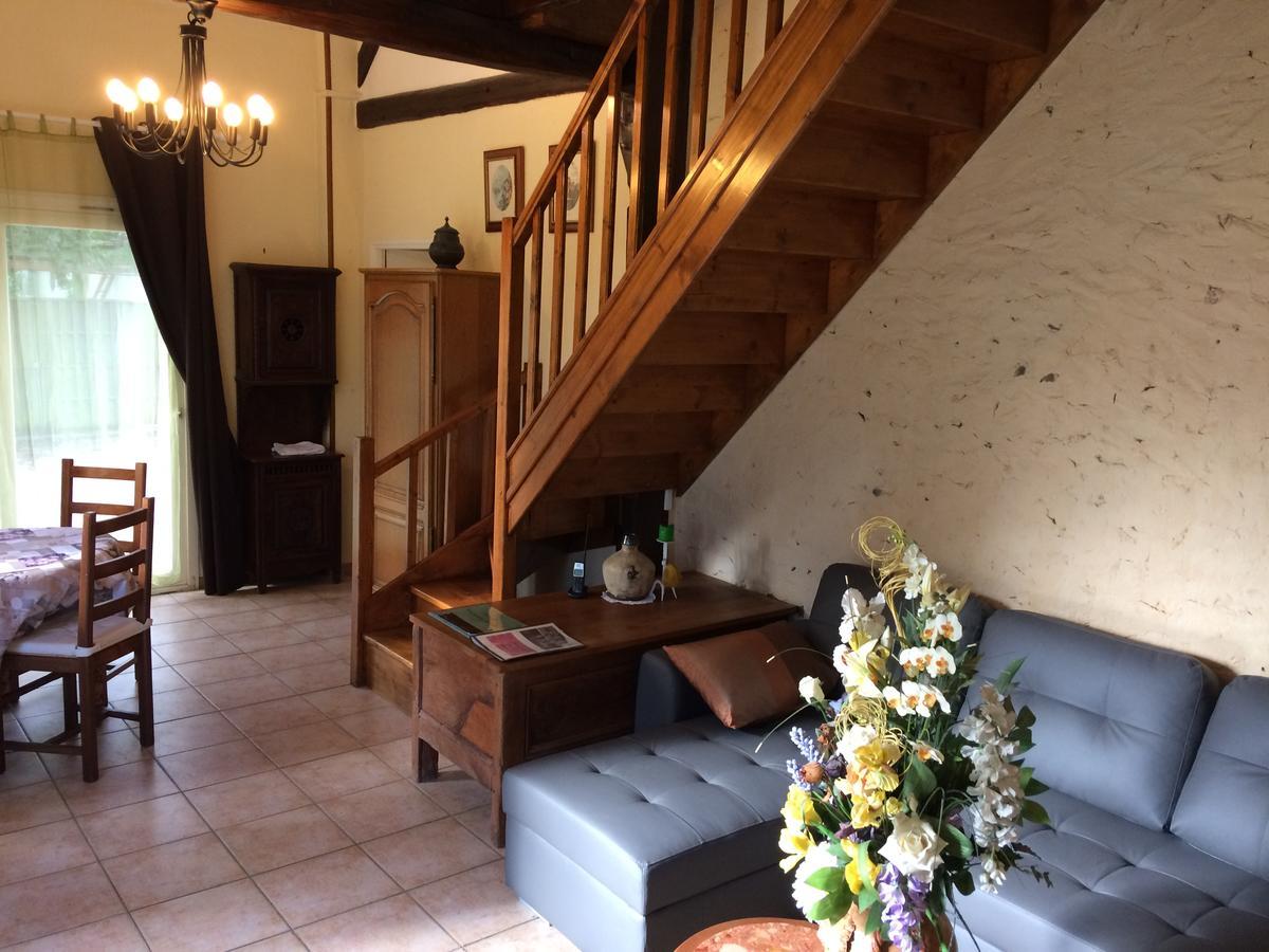 Отель Auberge La Pomme De Pin Senonches Экстерьер фото