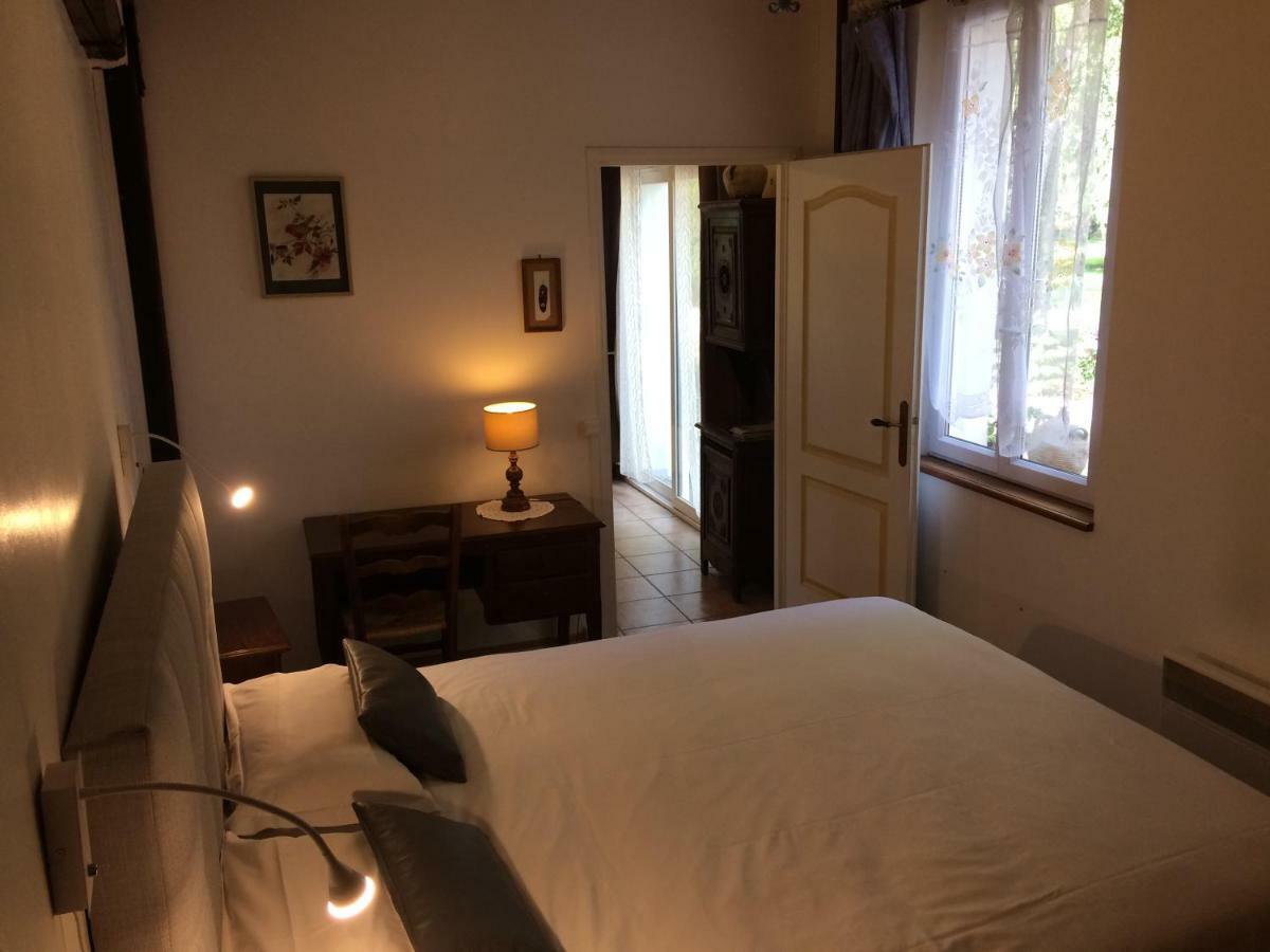 Отель Auberge La Pomme De Pin Senonches Экстерьер фото